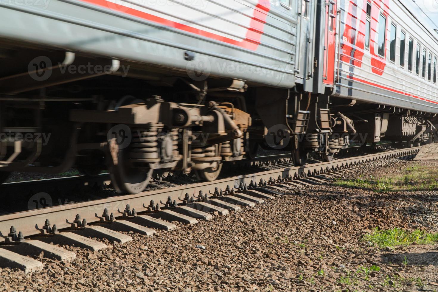 Nahaufnahme des Eisenbahnrades auf der Eisenbahn foto