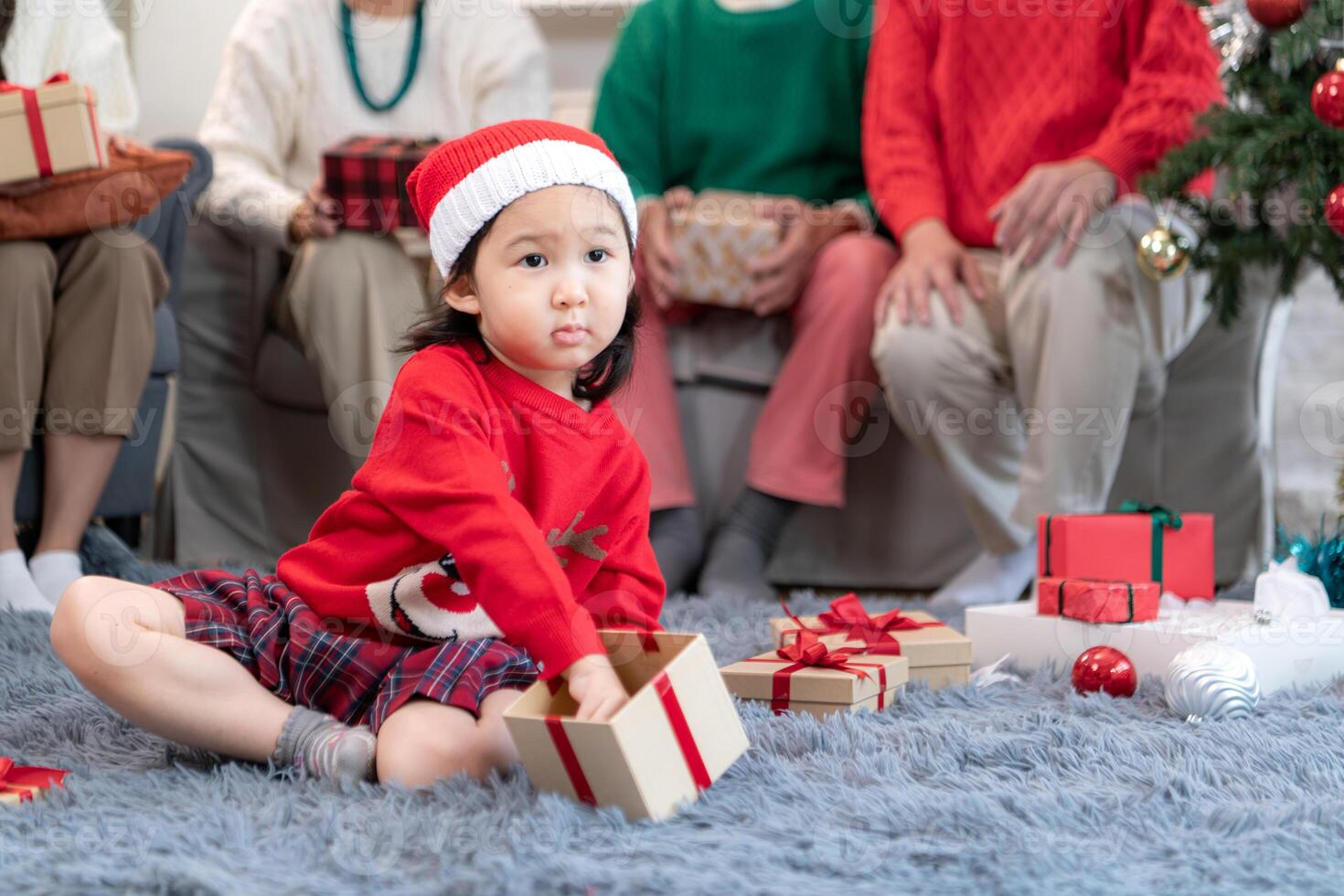 wenig Kind mit ein froh Moment zum ein groß Familie feiern zusammen beim Zuhause während das Weihnachten Jahreszeit foto