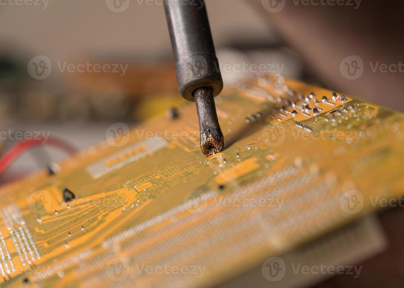 Techniker elektronisches Löten und Reparieren von Computerchips foto