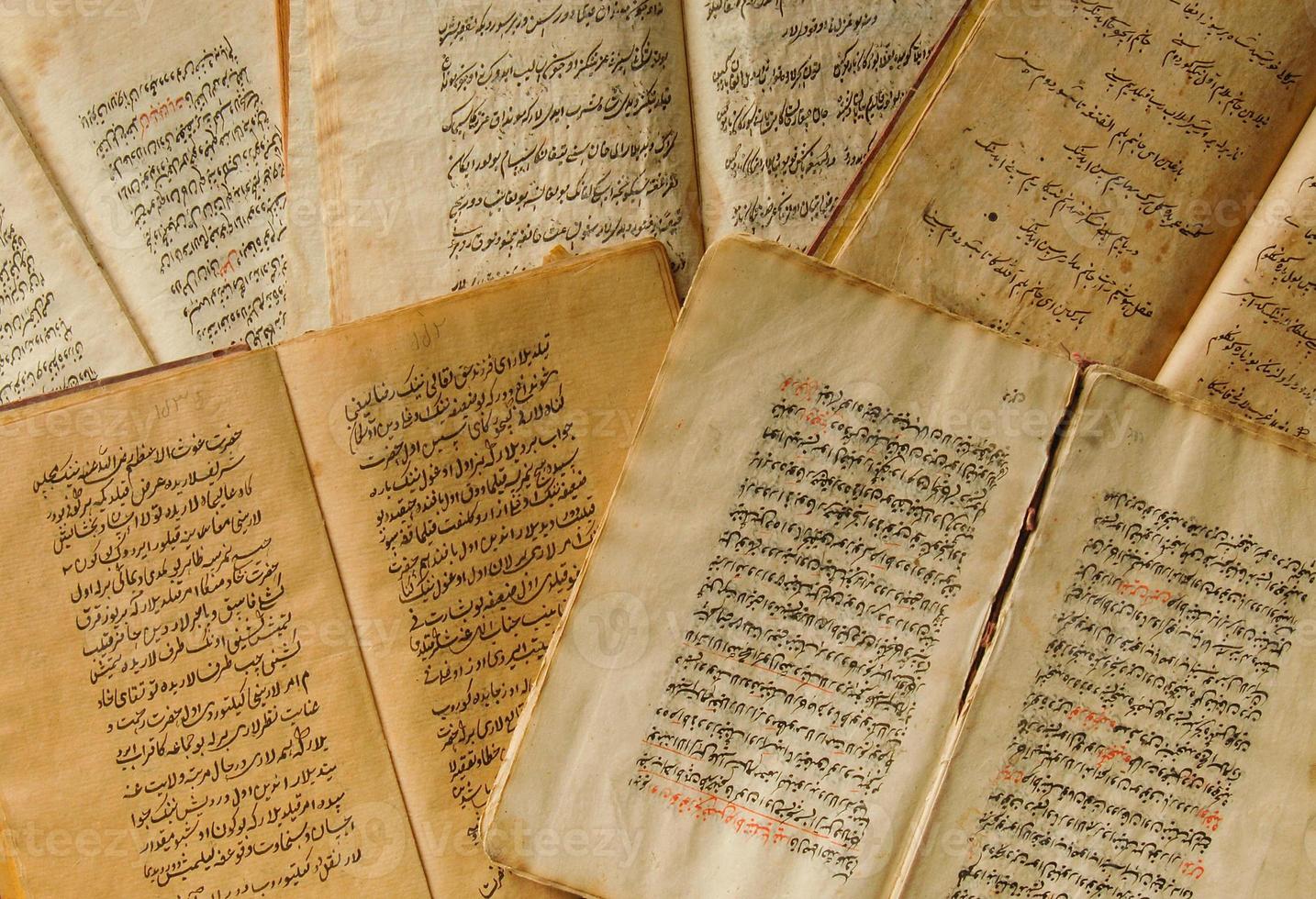 Stapel offener alter Bücher auf Arabisch. alte arabische Manuskripte und Texte. Ansicht von oben foto