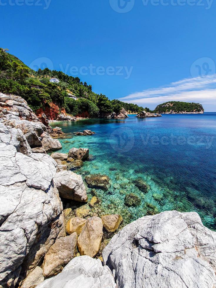 Blick auf die unberührte Bucht einer griechischen Insel mit Betonstufen, die zum Wasser führen. foto