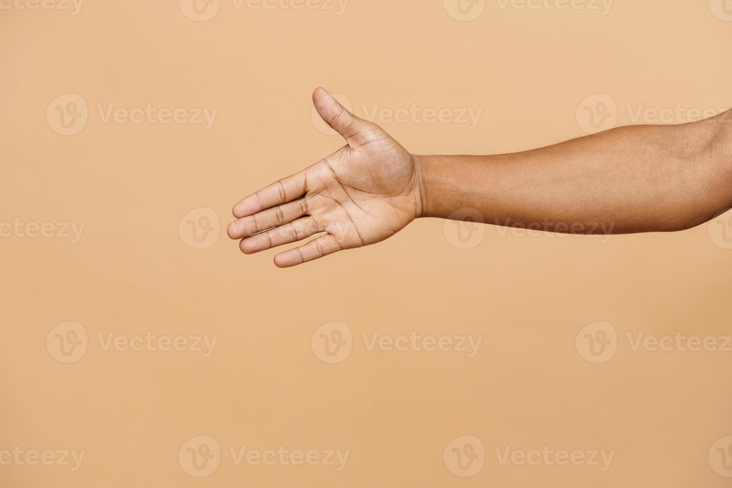 afrikanischer Mann, der die Hand für einen Händedruck ausstreckt foto