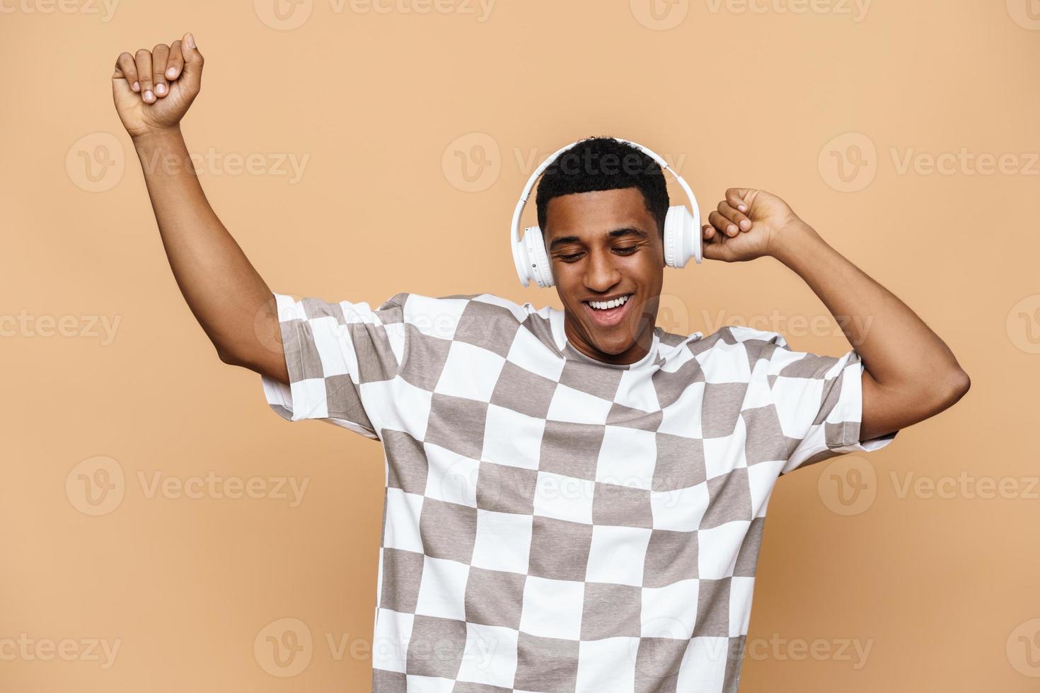 glücklicher mann tanzt mit kopfhörern foto