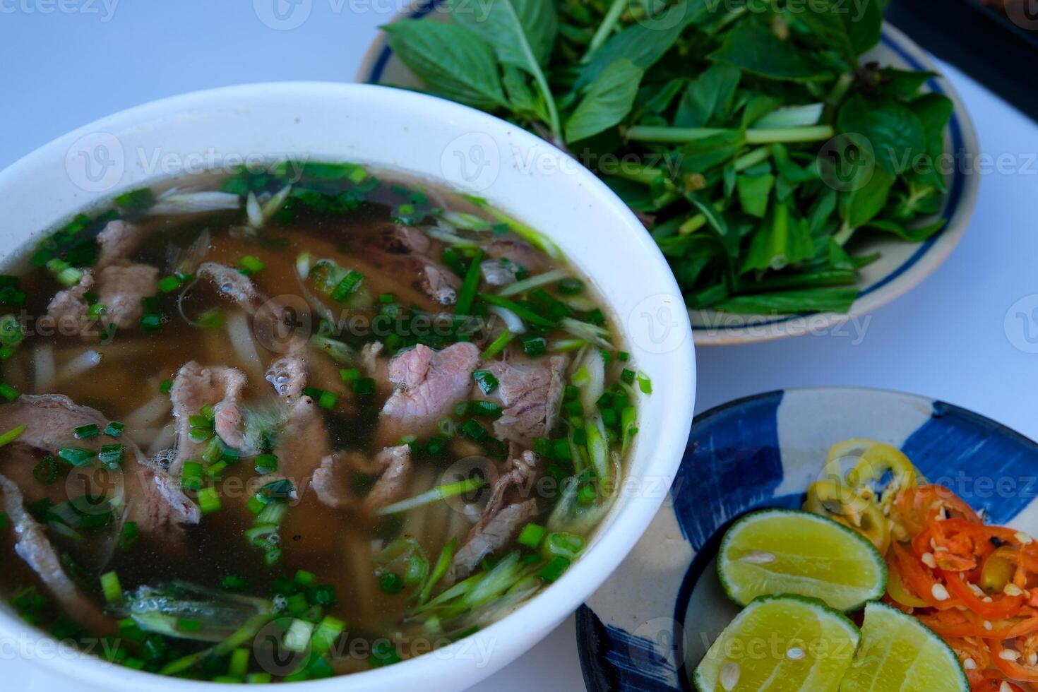 Dolly Schuss genießen authentisch pho Vietnamesisch Nudel Suppe. Vietnamesisch pho Suppe foto