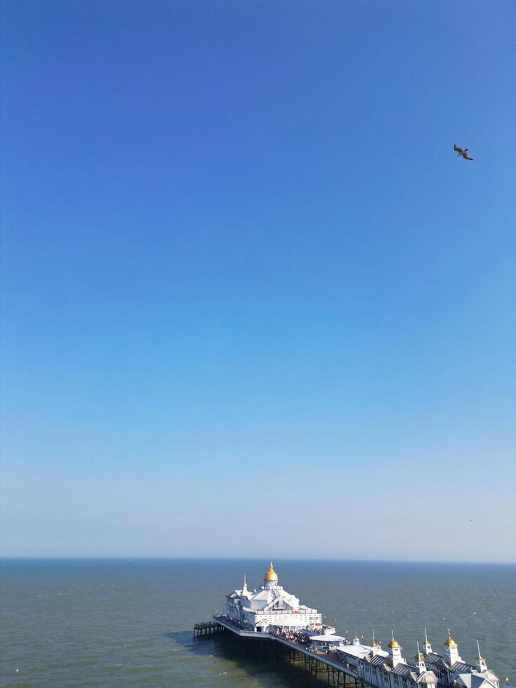 hoch Winkel Aussicht von die meisten schön britisch Tourist Attraktion Meer Vorderseite und Ozean von Eastbourne Ozean Stadt von England Vereinigtes Königreich. Antenne Aufnahmen war gefangen mit Drohnen Kamera auf kann 11., 2024 foto