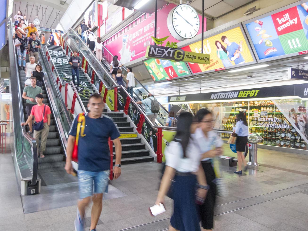 siam bts station bangkokthailand17. august 2018 treppe zum bahnhof. diese station ist ein wichtiger zugangspunkt für die bts-station. am 17. August 2018 in Thailand. foto