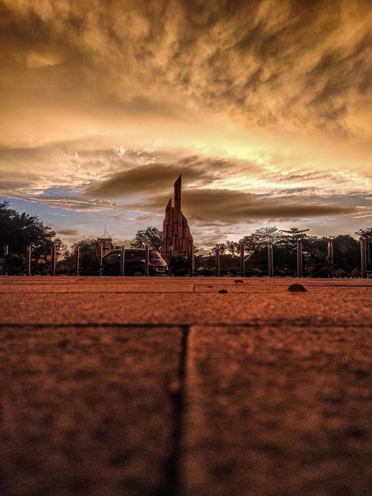 Abendhimmel in Pontianak City mit niedrigem Engel aufgenommen foto