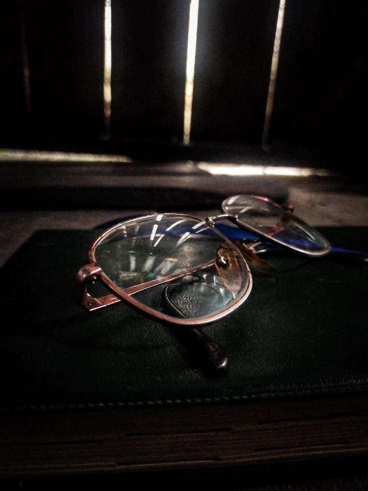 Bild einer alten Brille bei schwachem Licht foto