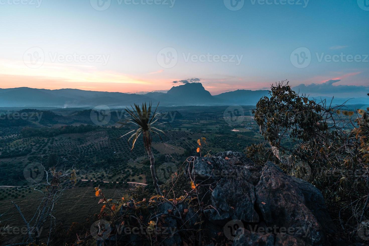 auf dem Berg, Felsen, Aussicht am Abend foto