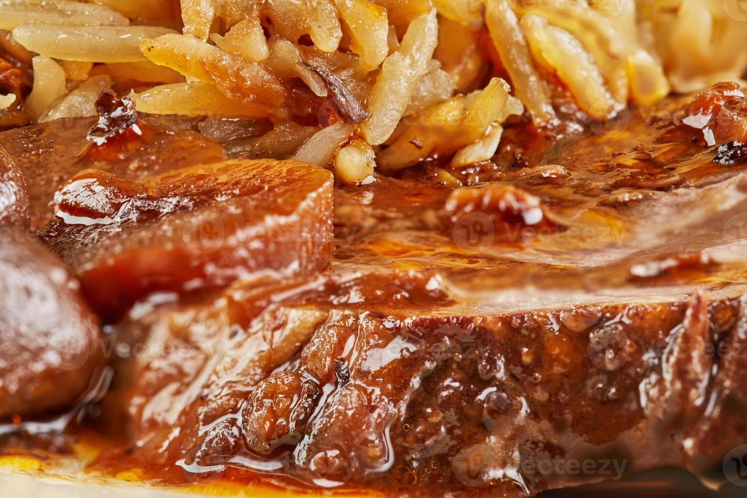 Rindfleisch in Sauce mit Champignons und Kastanien und Risotto. französische Gourmetküche foto
