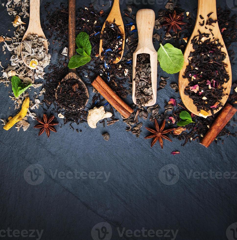 verschiedene Arten von Tee in Holzlöffeln foto