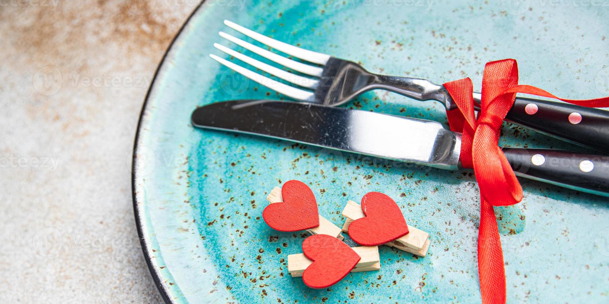 valentinstag tischdekoration romantik datum besteck gabel, messer, teller foto