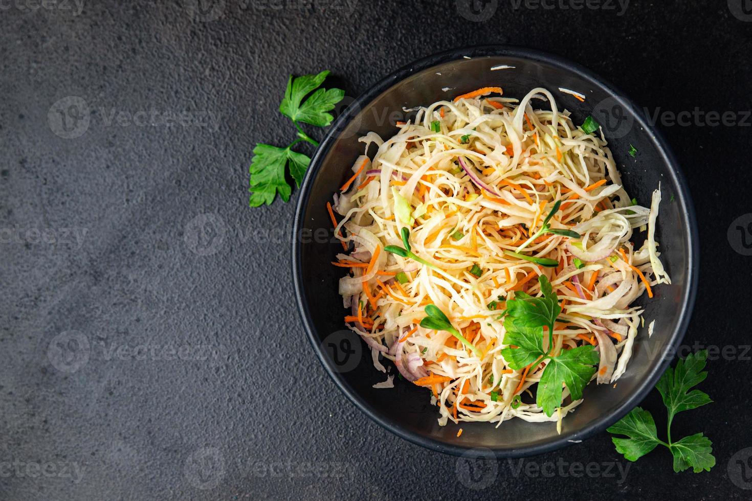 Krautsalat Kohlgemüse Karotte, Zwiebel, Gemüse vegan oder vegetarisch foto