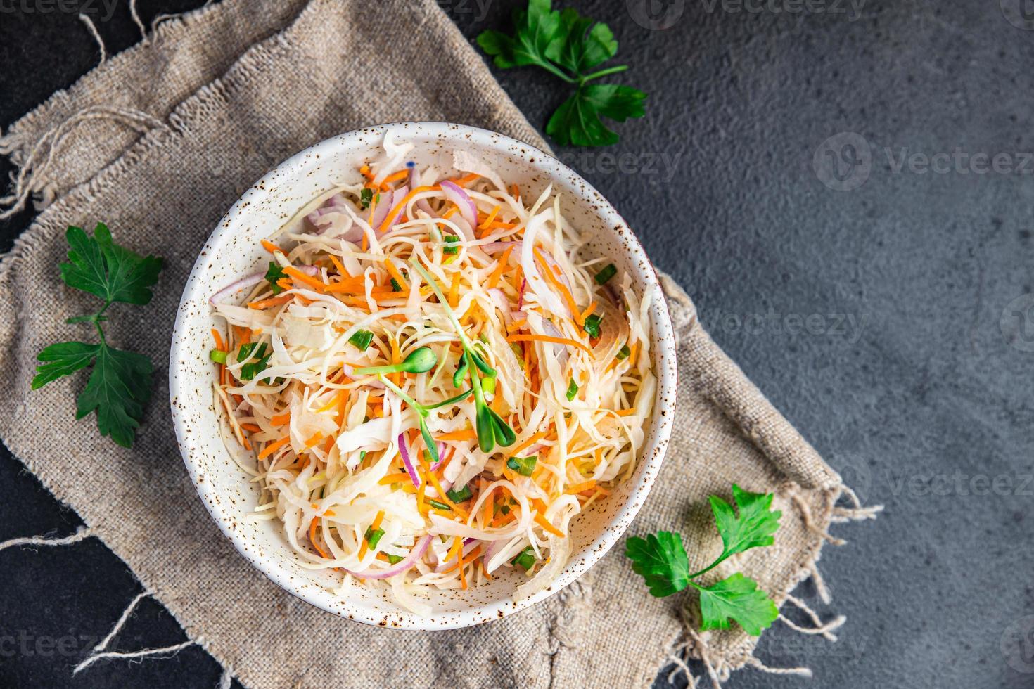 Krautsalat Kohlgemüse Karotte, Zwiebel, Gemüse vegan oder vegetarisch foto