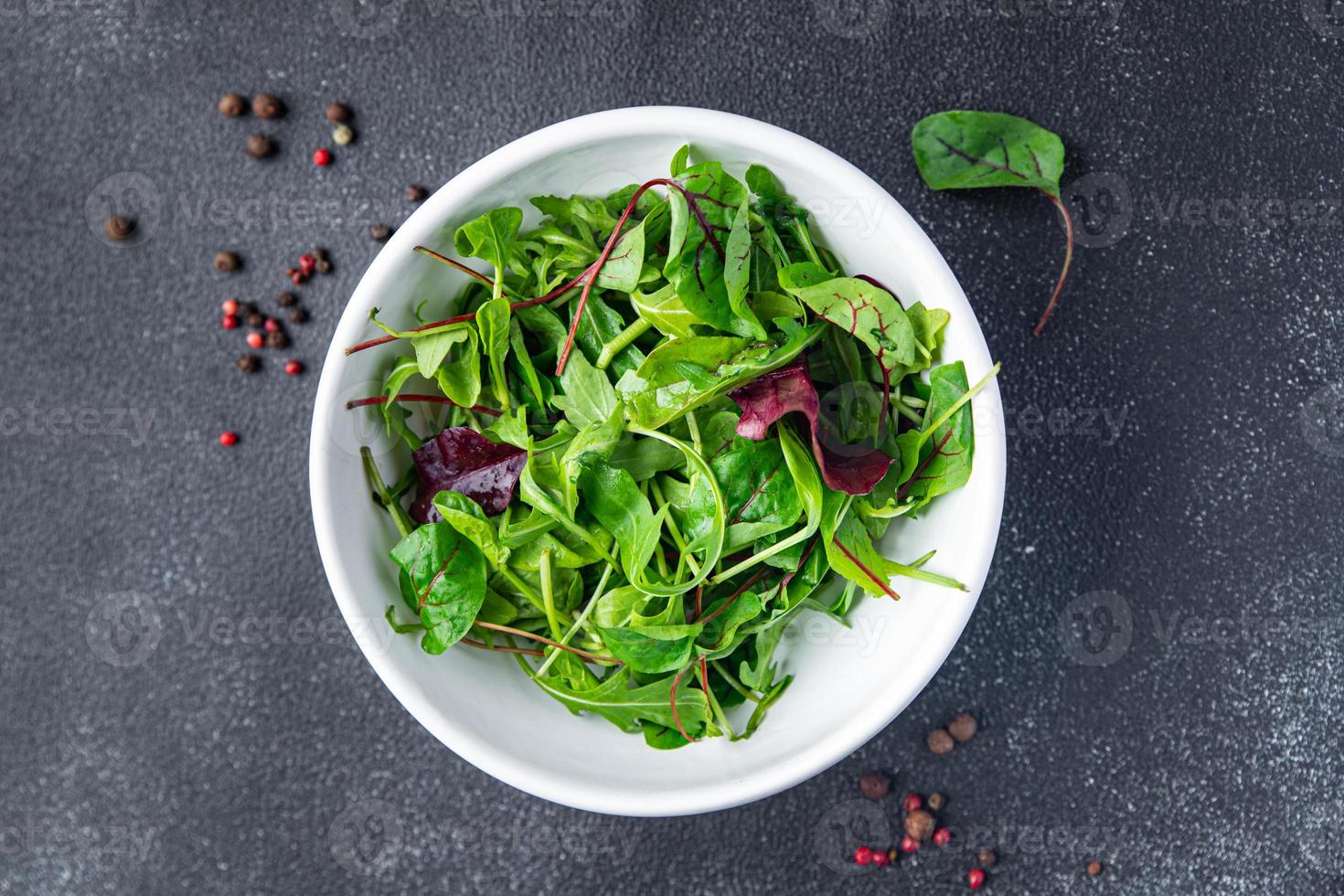 Salatteller grüne Blätter mischen gesunde Mahlzeit veganes oder vegetarisches Essen foto