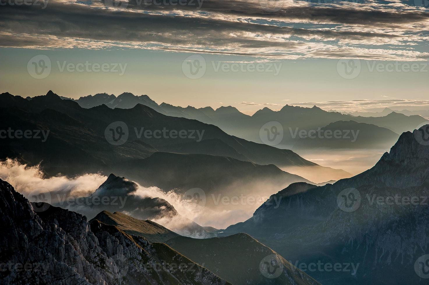 Morgendämmerung im Berg foto