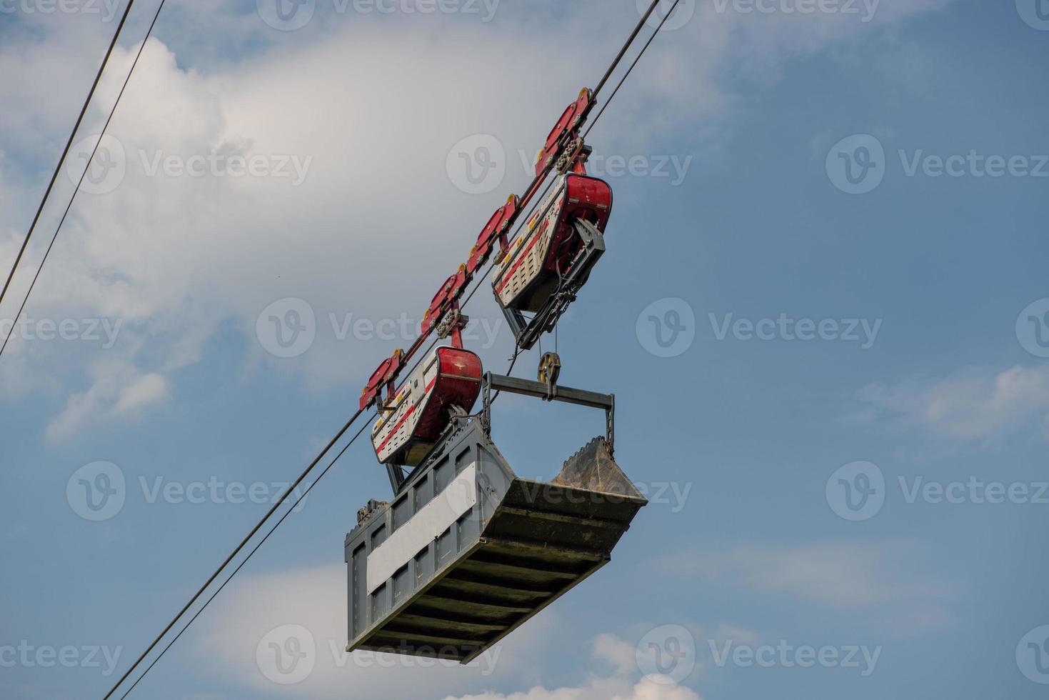 Seilbahn für den Transport von Baumaterialien foto