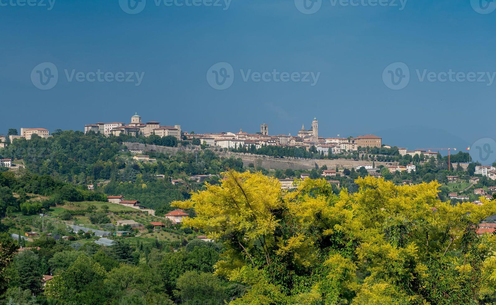 bergamo-skyline bei nacht foto