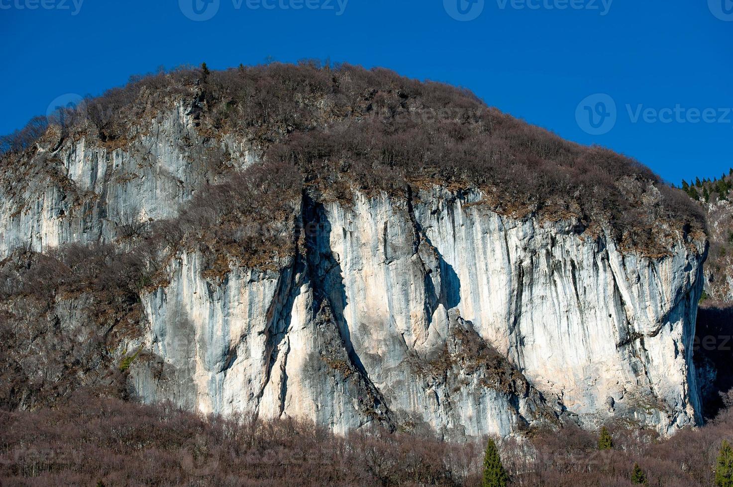 im Felsen überhängend foto