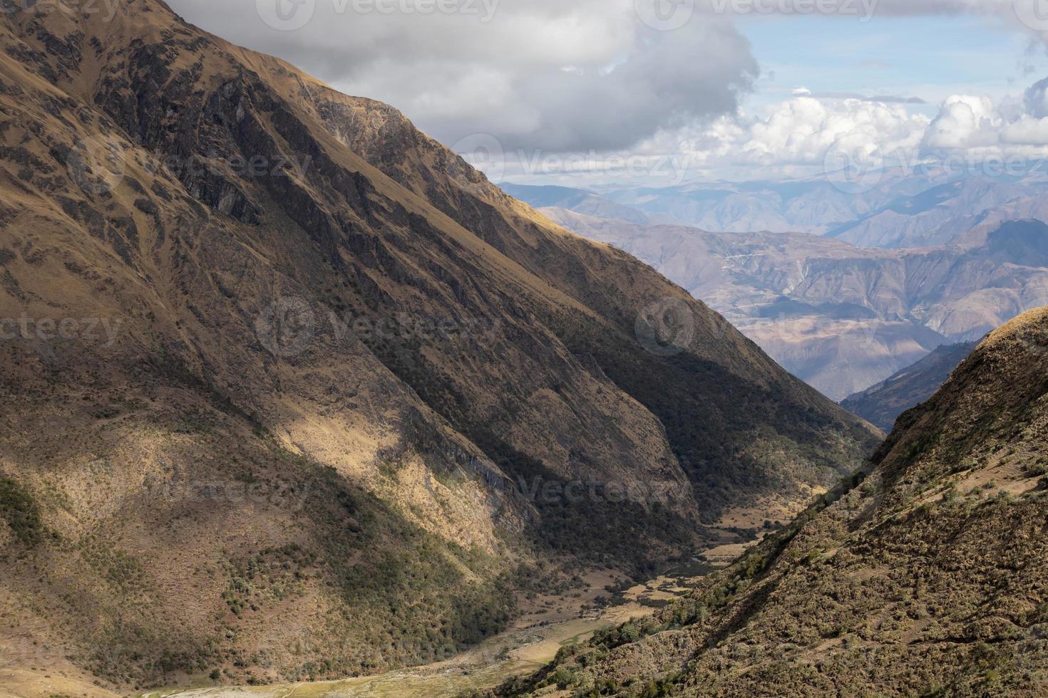 blick auf ein tal und die anden in der nähe des humantay-sees im salkantay-versuch, peru. foto