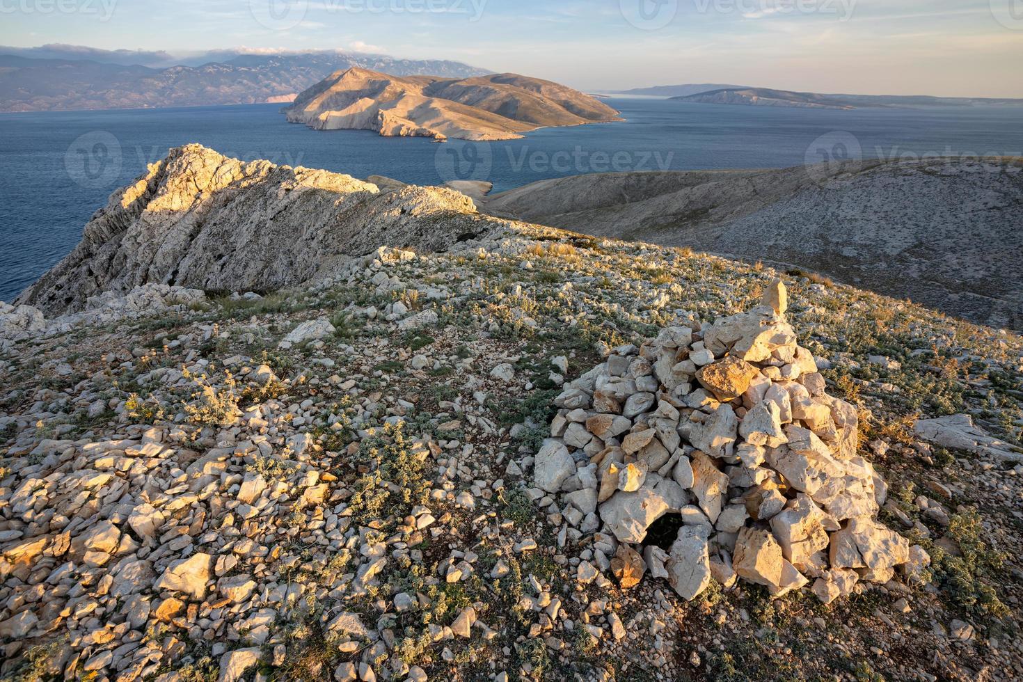 Blick auf das unbewohnte Otok Prvic von der Südspitze der Insel Krk in der Kvarner Bucht, Kroatien. foto