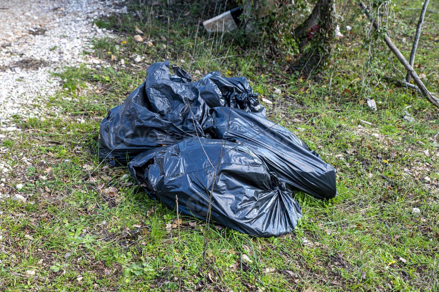 Müll, der von Menschen an der Peripherie zurückgelassen wurde foto