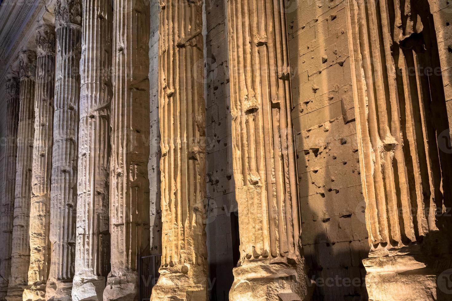 Detail der beleuchteten Säulenarchitektur des Pantheons bei Nacht, Rom - Italien foto