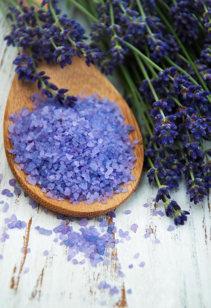 Lavendel und Massagesalz foto