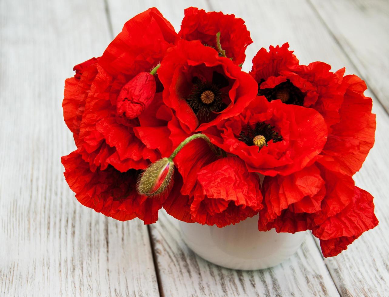 rote Mohnblumen in einer Vase foto