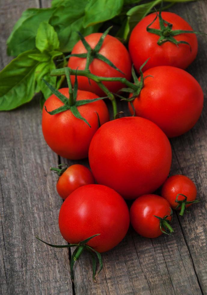 frische Tomaten auf einem Tisch foto