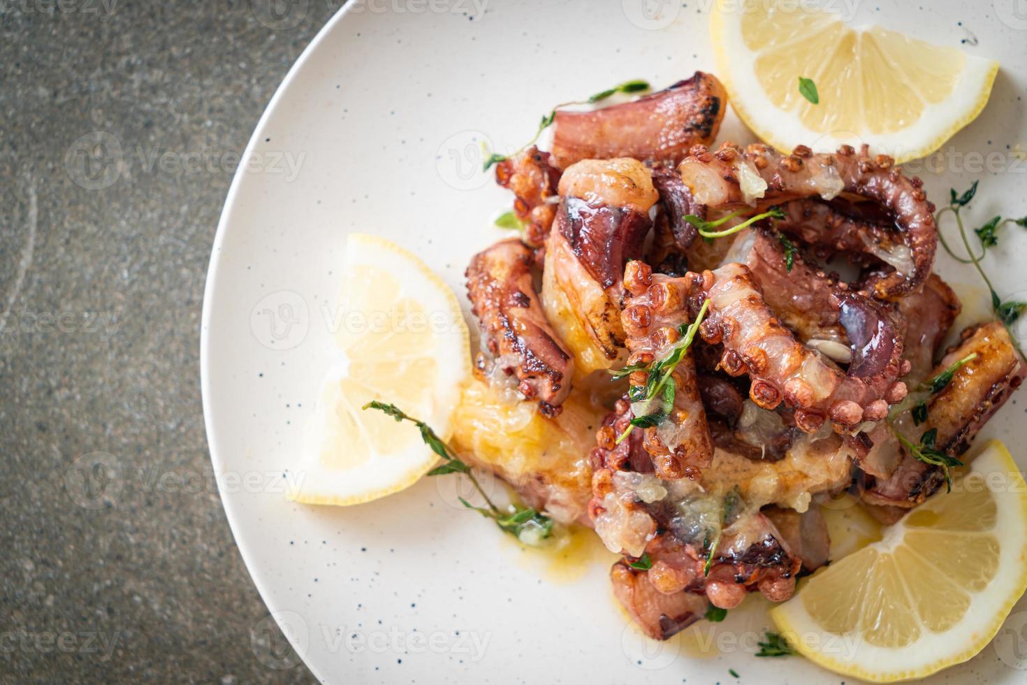 gegrillter Oktopus oder Tintenfisch mit Butter-Zitronen-Sauce foto