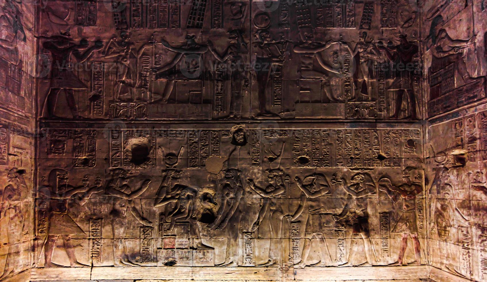 alte ägyptische Hieroglyphen an der Wand in Luxor in Ägypten foto