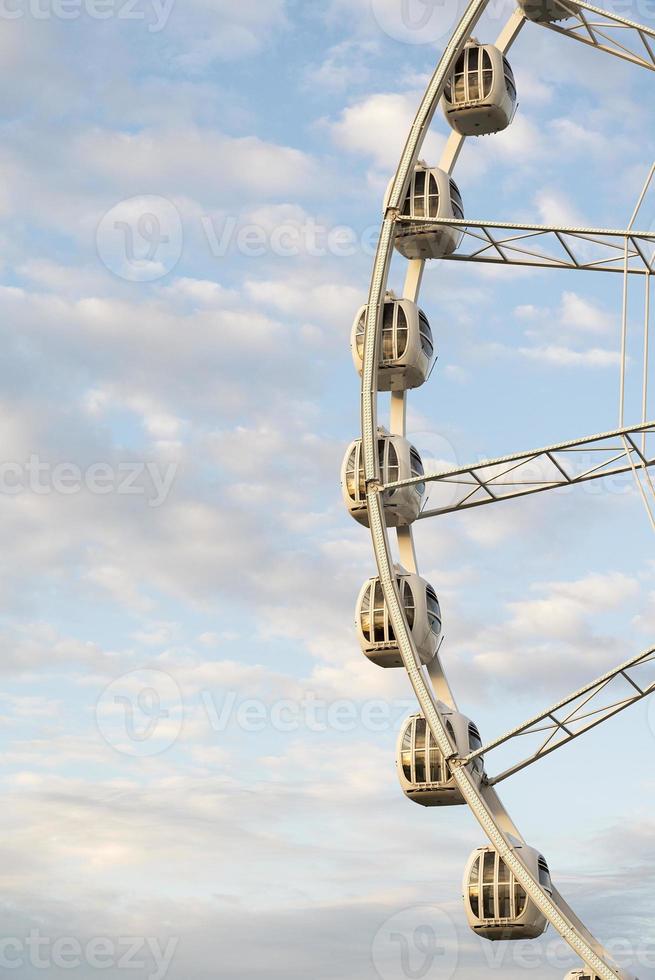 großes Riesenrad auf klaren, blauen Himmelshintergrund, Nahaufnahme foto