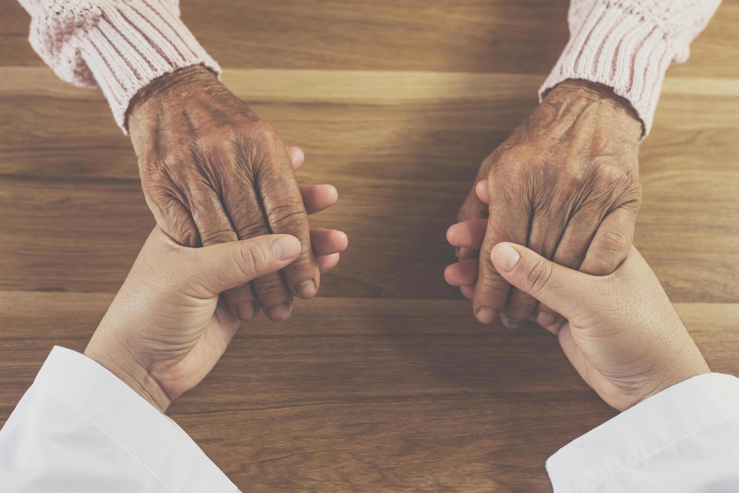 der Arzt schüttelte dem Patienten zum Zeichen der Ermutigung die Hand. foto