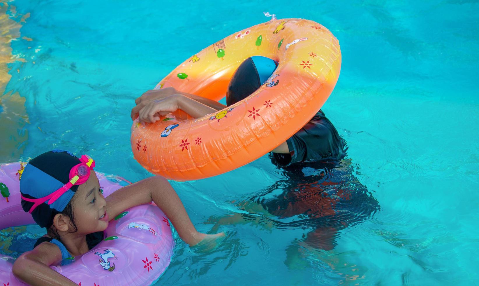 Kinder toben im Wasserpark. Es ist ein sonniger, perfekter Tag, um nass zu werden und hart zu spielen. foto