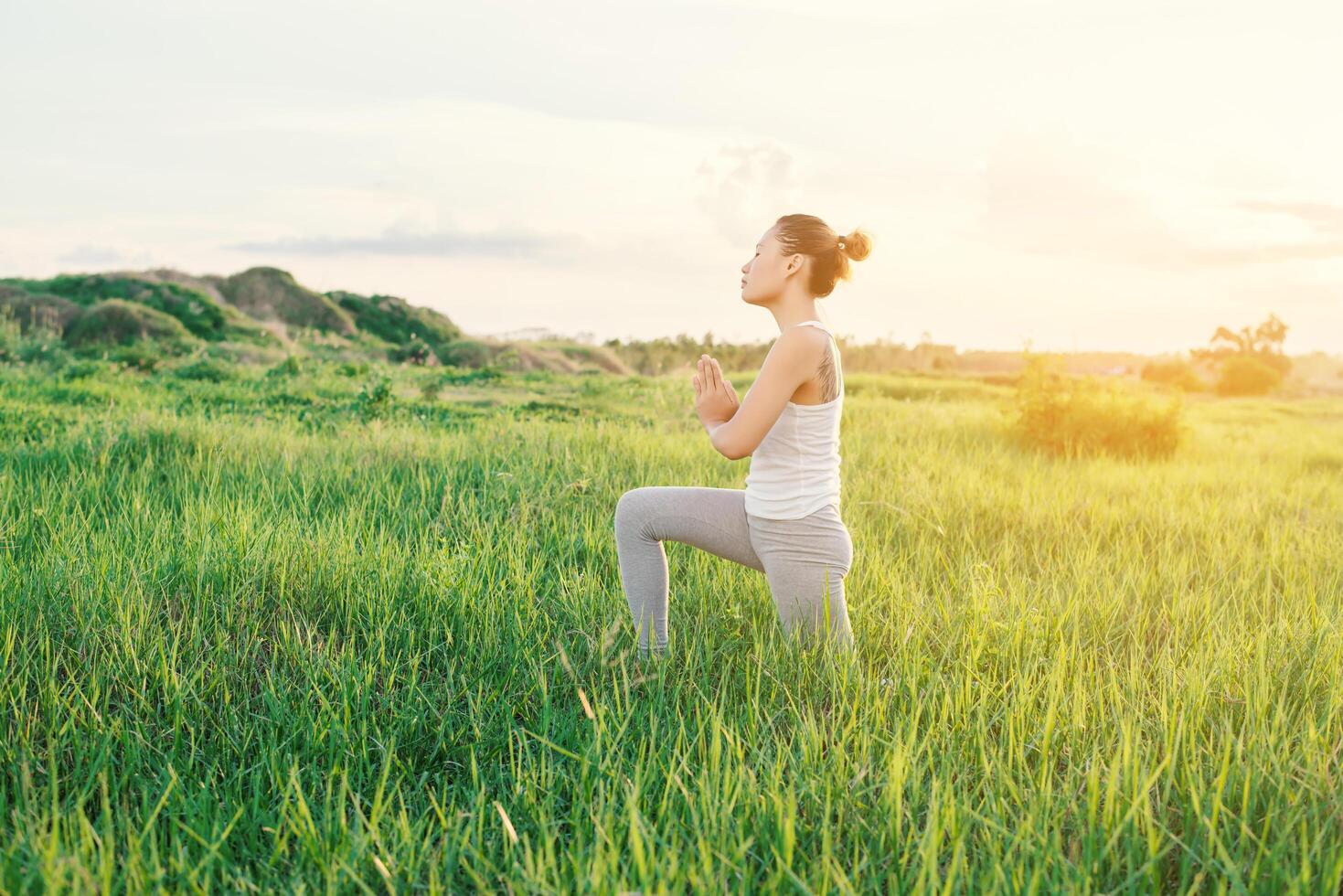 junge schöne Frau, die morgens Yoga im Park macht. foto