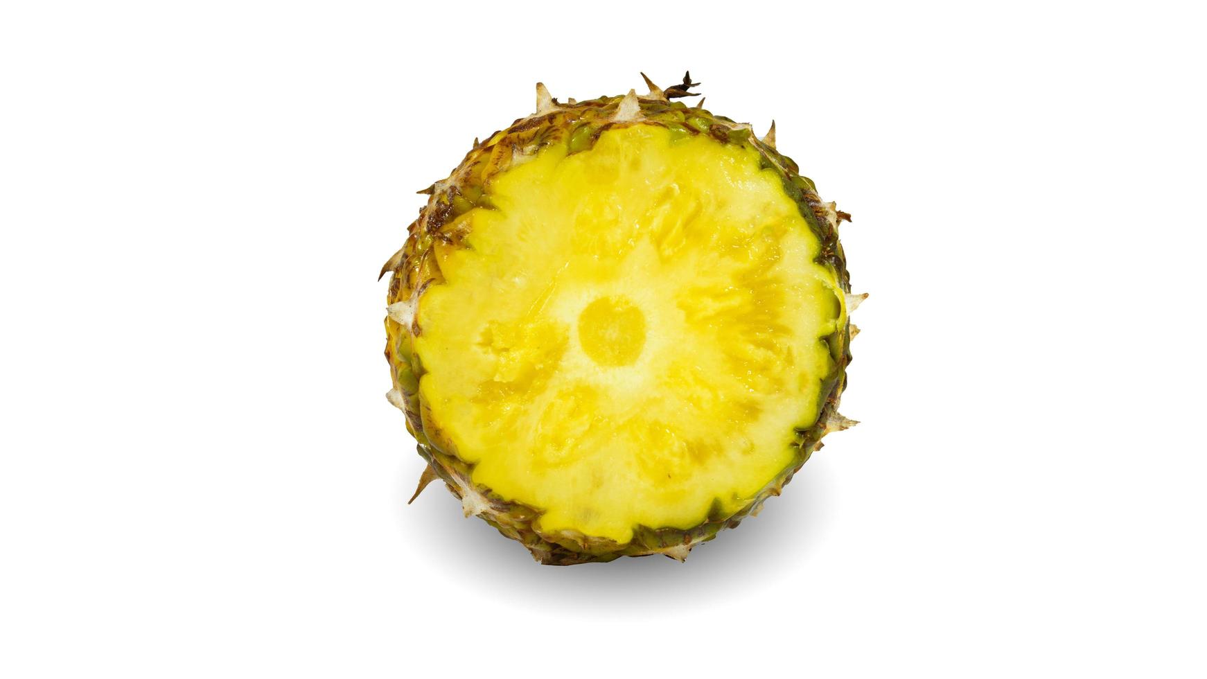 Ananas-Mittelschnitt, isoliert auf weißem Hintergrund. foto