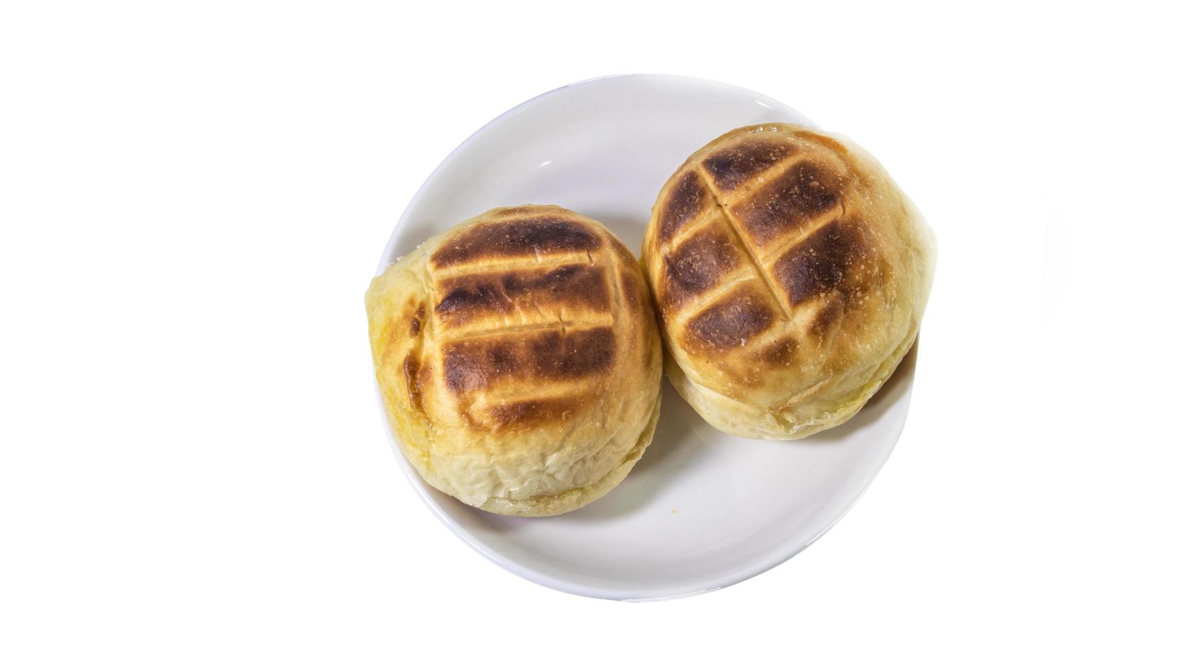 runde Brötchen vom Holzkohlegrill mit knusprigem Brot servieren foto