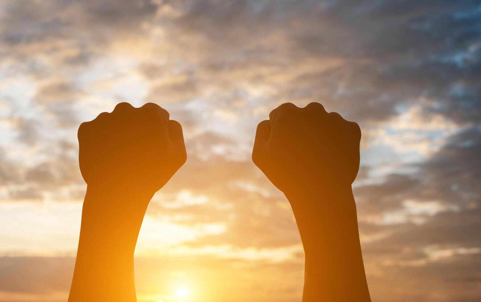 Silhouette der Handform mit Himmelsonnenunterganghintergrund. foto