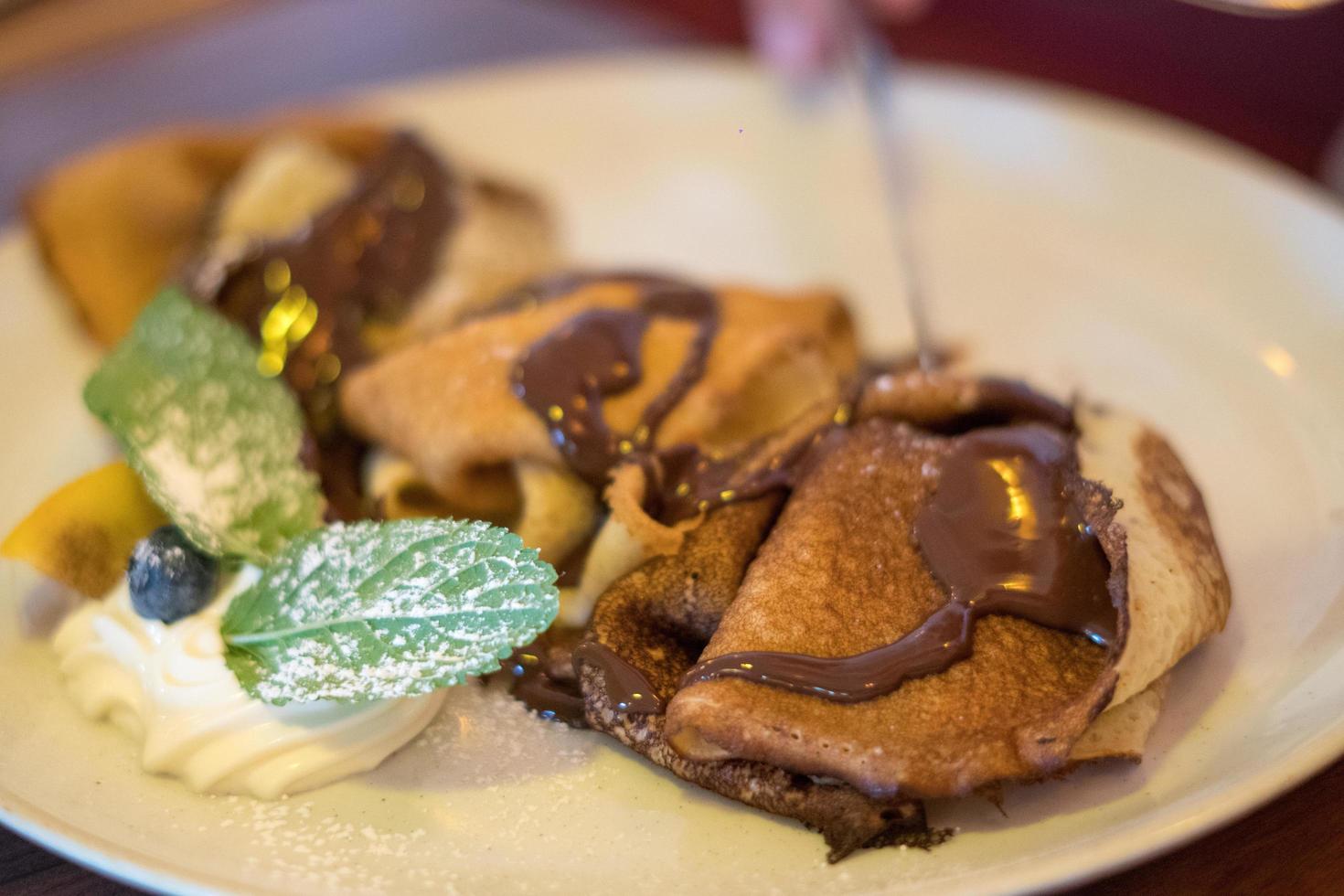 süßer französischer Crêpe mit Schokoladencreme foto