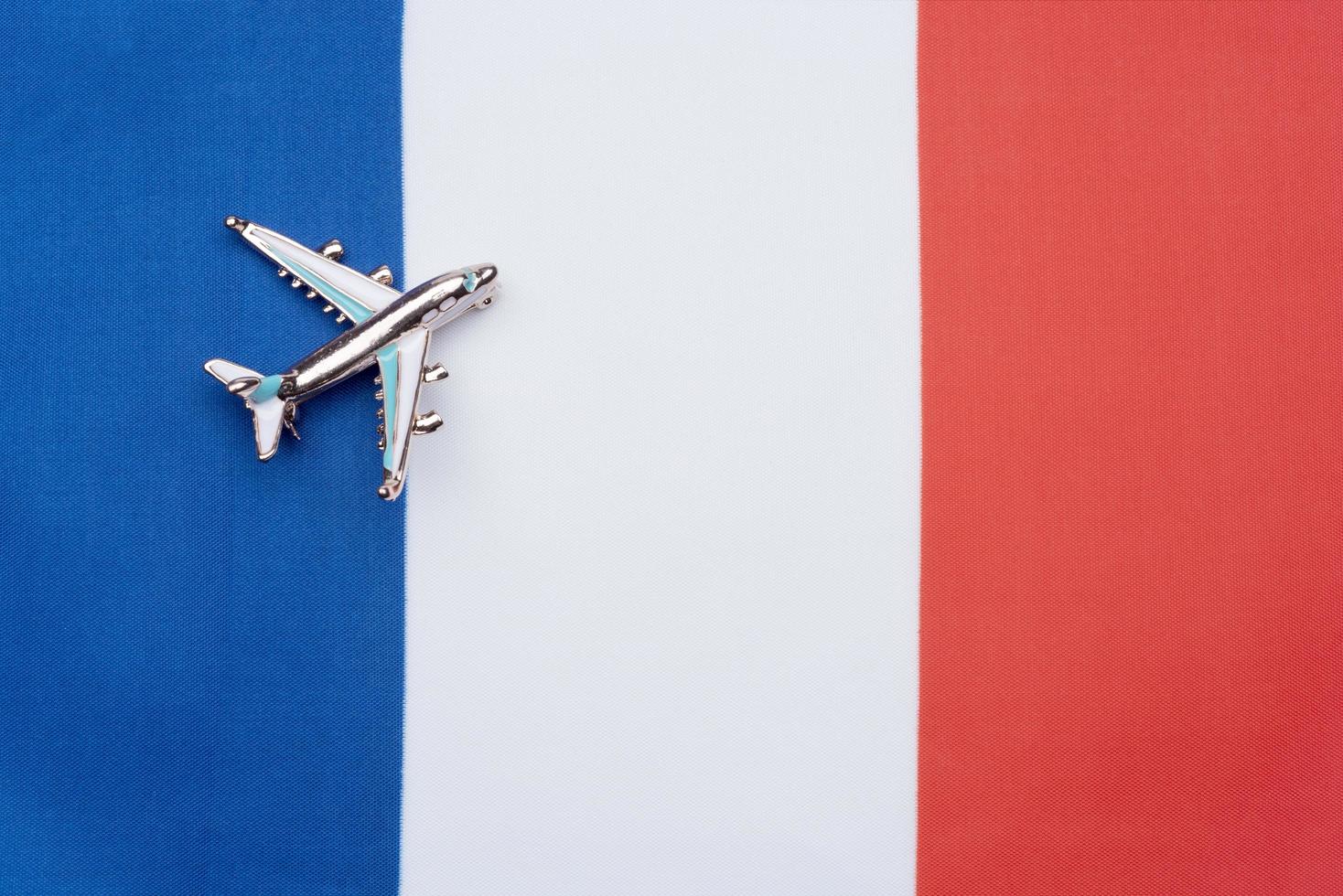 Flagge von Frankreich und dem Flugzeug. das Konzept des Reisens. foto