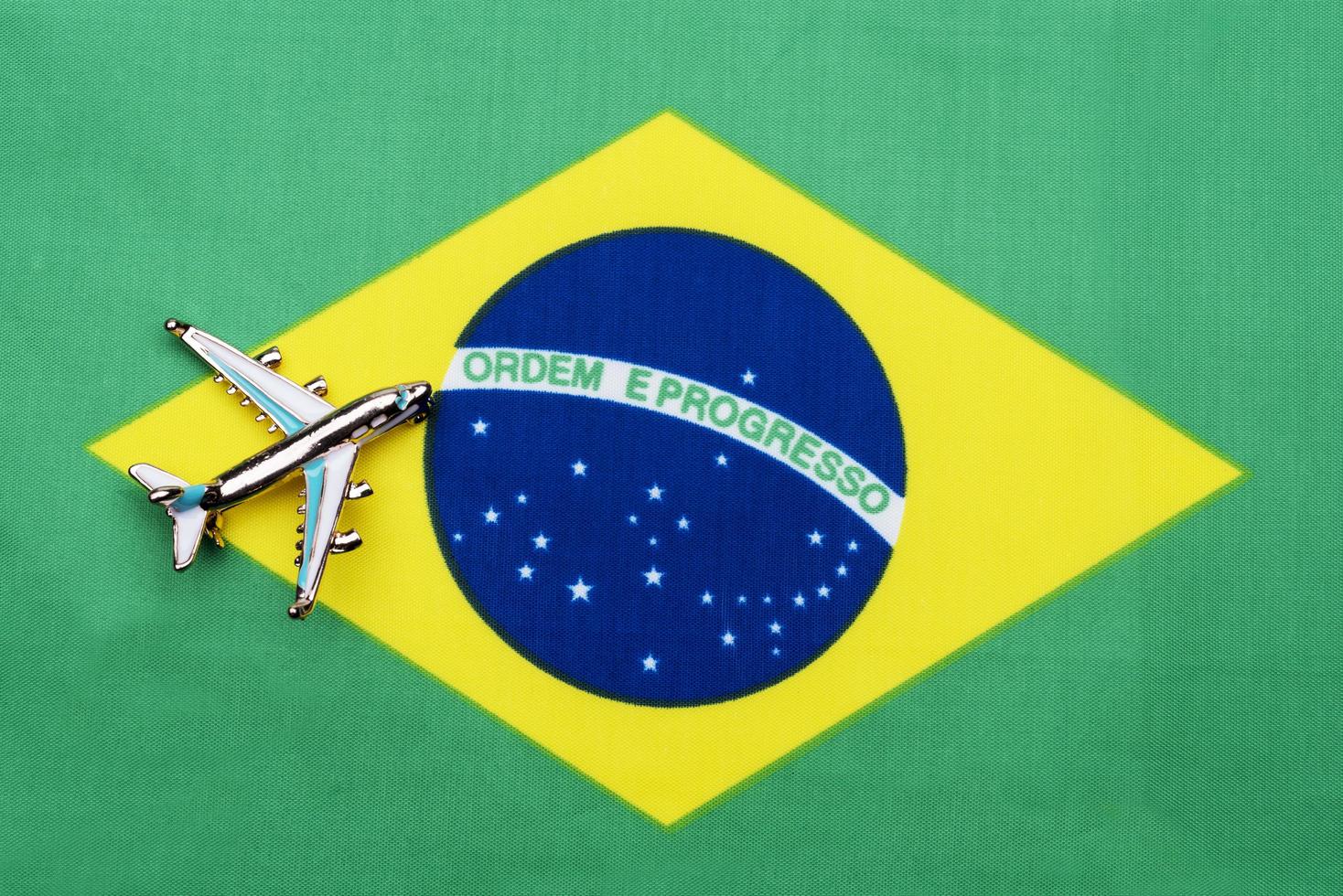 Flagge von Brasilien und das Flugzeug. das Konzept des Reisens. foto