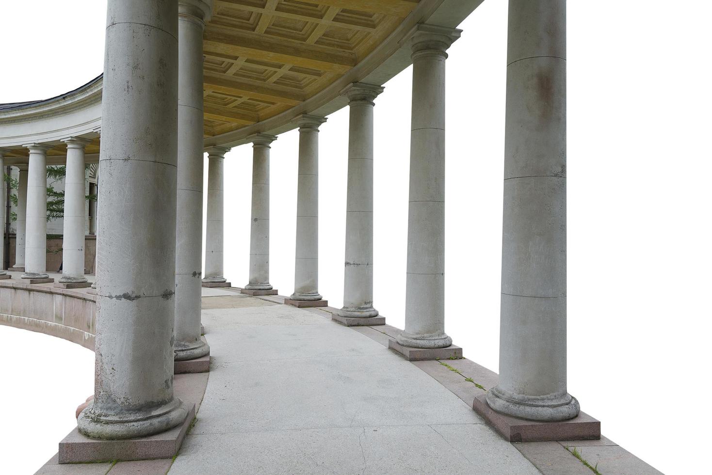 weiße Säulen auf weißem, isoliertem Hintergrund. Historisches Gebäude. foto