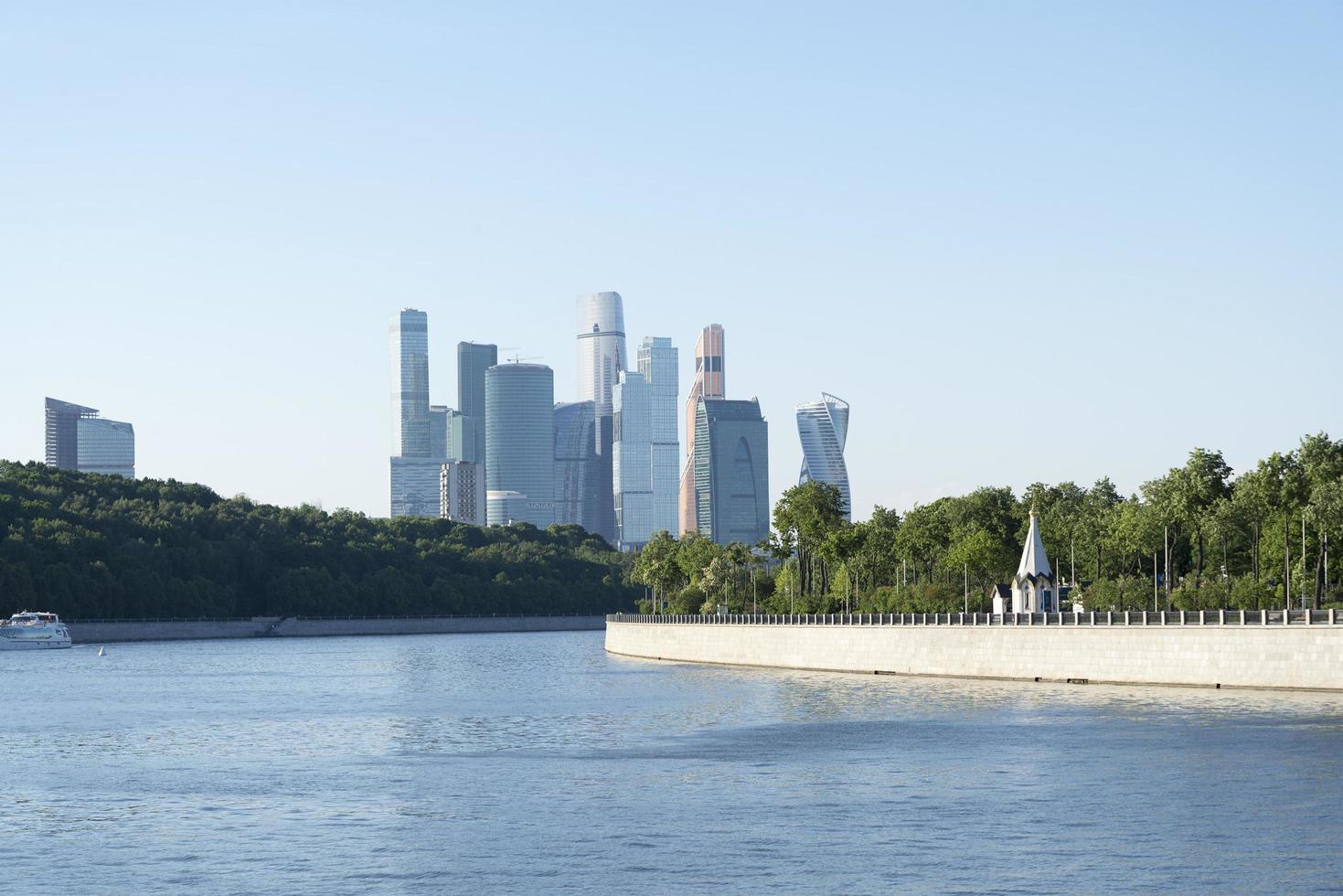 blick auf das moskauer internationale geschäftszentrum, vom moskauer fluss. foto