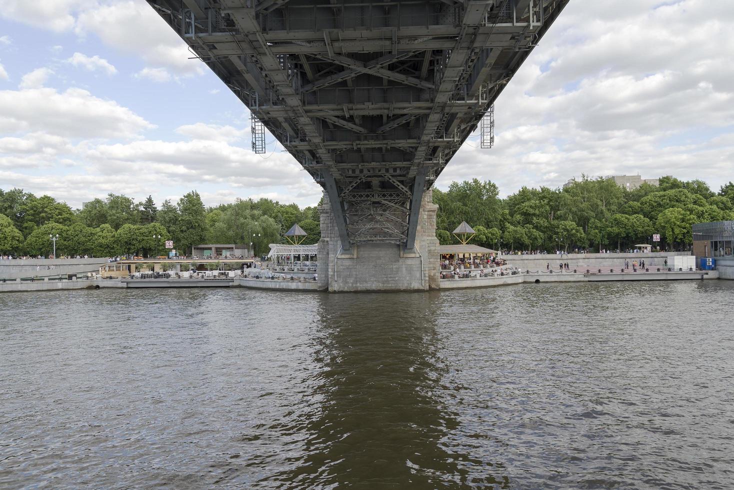 blick auf die brücke von unterhalb des moskauer flusses. foto