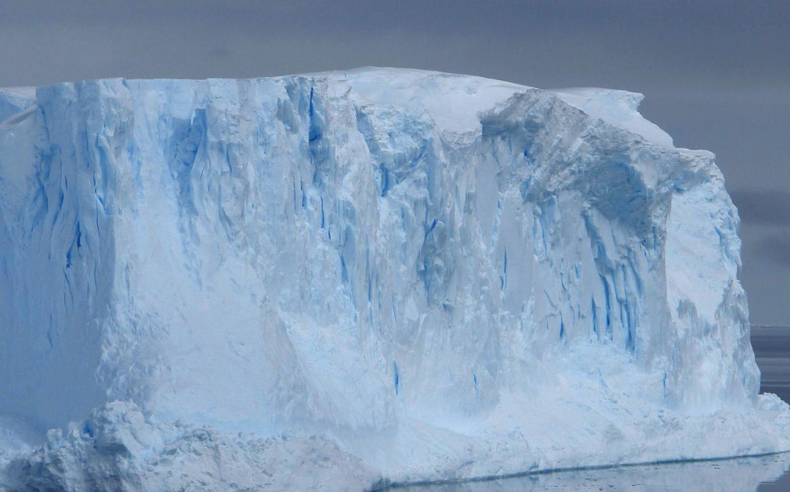 Antarktis endlose Eisfelder Eisberge im Meer foto