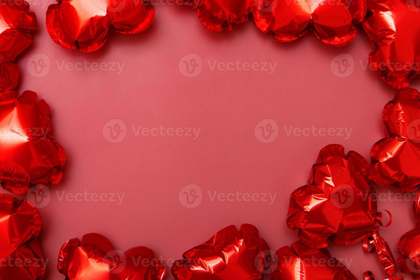 valentinstag leere grußkarte aus folienballons in form eines herzens auf rotem hintergrund mit kopierraum foto