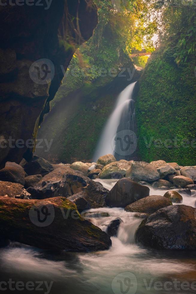 morgendlicher Blick auf den wunderschönen Wasserfall foto