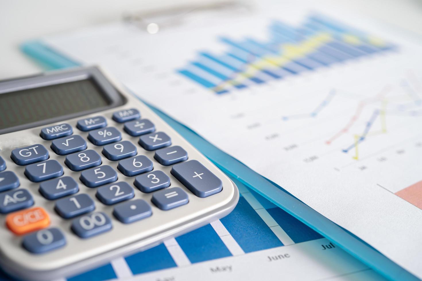 Taschenrechner auf Diagramm- und Diagrammtabellenpapier. Finanzentwicklung, Bankkonto, Statistik, investitionsanalytische Forschungsdatenwirtschaft, Börsenhandel, Geschäftskonzept. foto