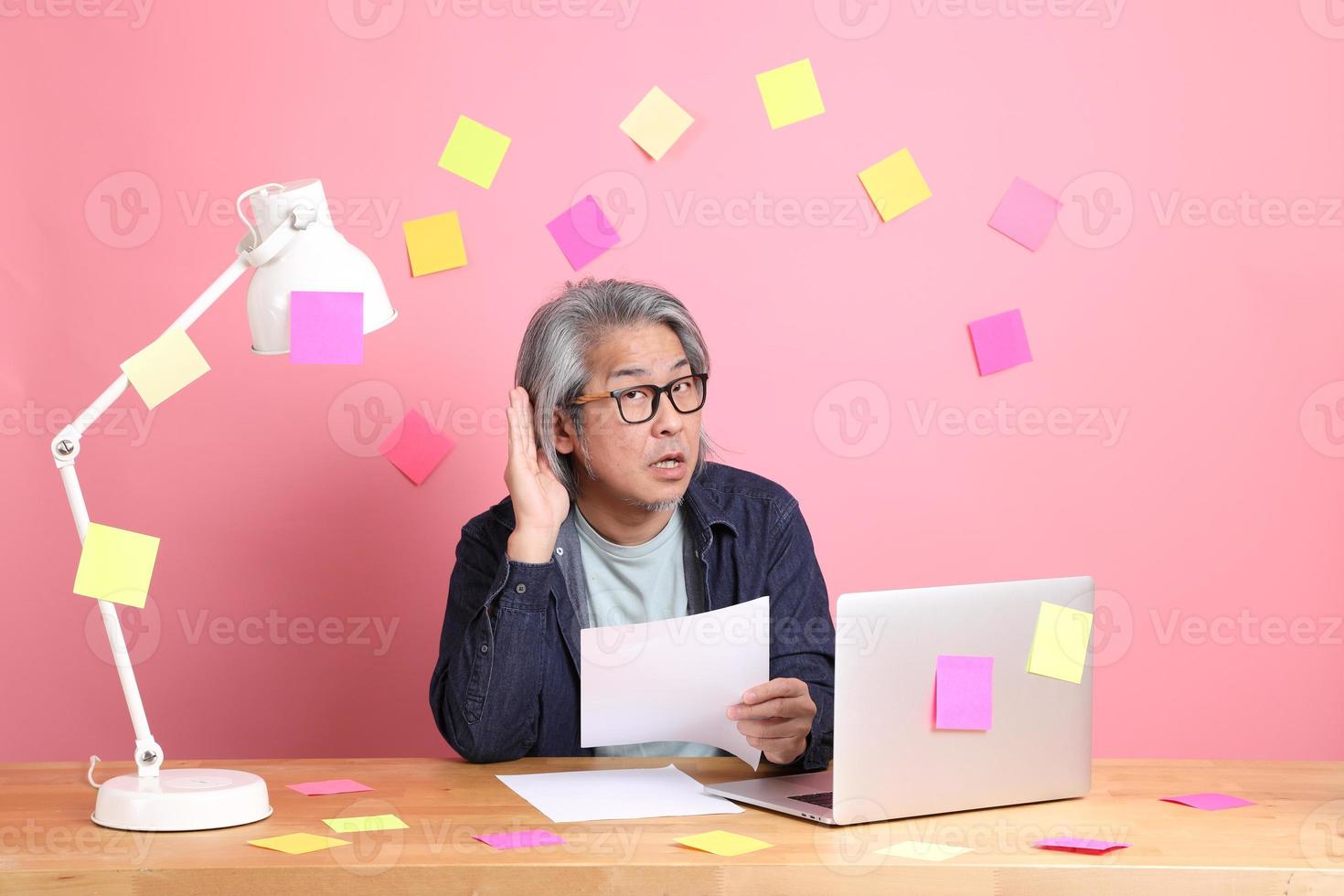 beschäftigter asiatischer mann foto